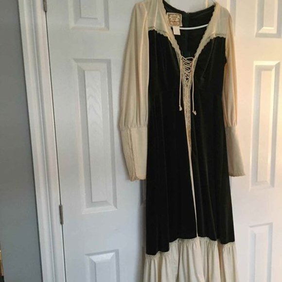 Dresses and Gowns for the Holiday Season - Picture 9 of 16